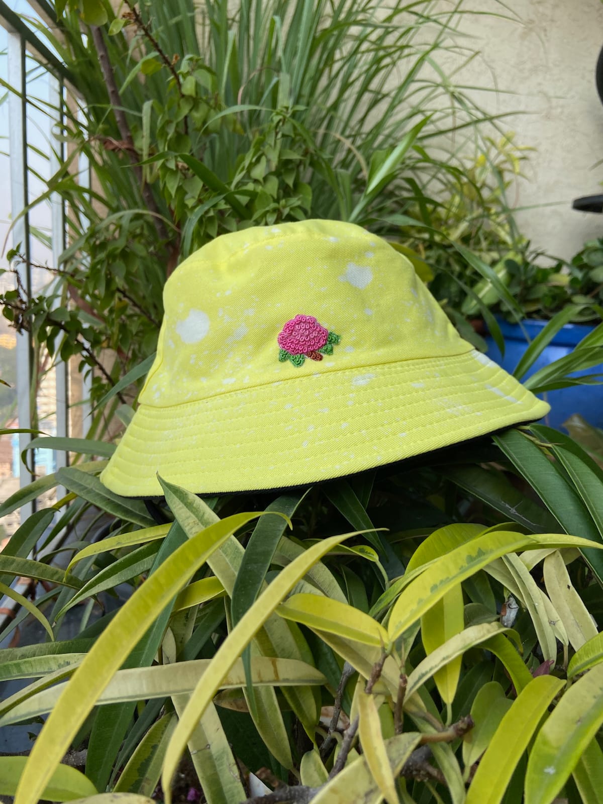 Yellow rosé bucket hat